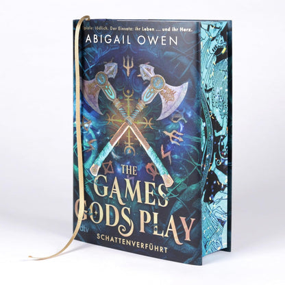 The Games Gods Play – Schattenverführt: Roman | Deluxe-Ausgabe mit Farbschnitt – Epischer Romantasy-Reihenstart mit olympischen Göttern und tödlichem Wettkampf (Schattenverführt-Reihe, Band 1