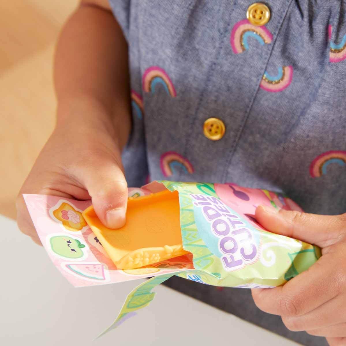 Baby Alive Foodie Cuties, Surprise Toy, 3-Inch Doll for Kids 3 and Up, 10 Surprises in Lunchbox-Style Case (Styles May Vary