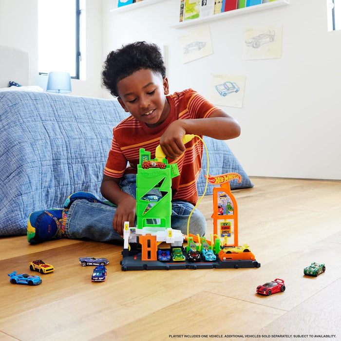 Hot Wheels City Toy Car Track Set, Super Recharge Fuel Station Playset with EV Chargers & 1:64 Scale Toy Vehicle