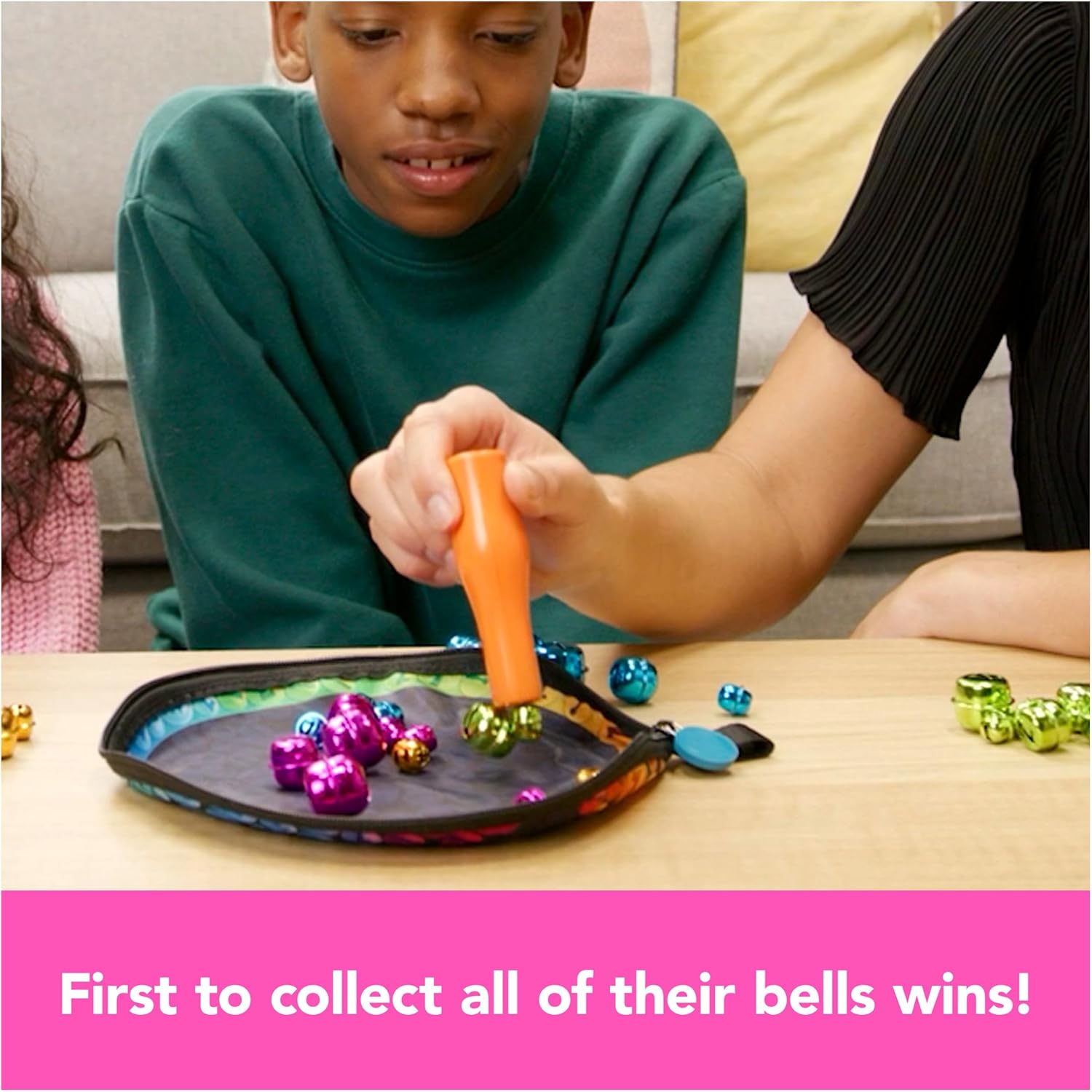 Spin Master Games Bellz - Das anziehende Magnetspiel für die ganze Familie, mit praktischer Neoprentasche für das Spielen unterwegs, 2-4 Spieler ab 6 Jahren Alte Variante Neoprentasche