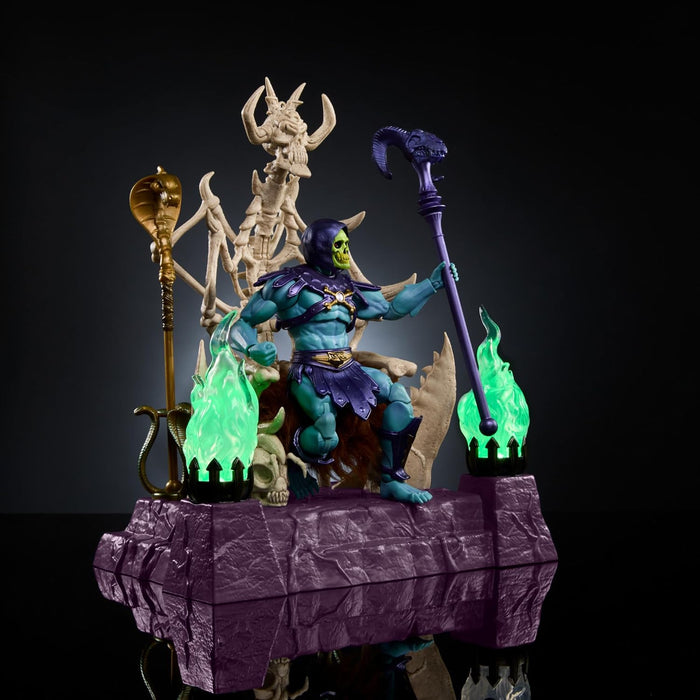Masters of the Universe Masterverse Skeletor Actionfigur- und Thron-Set, MOTU Spielzeug, beleuchteter Thron, abnehmbare Kapuze und Umhang, 2 Stabzubehörteile, HXX63
