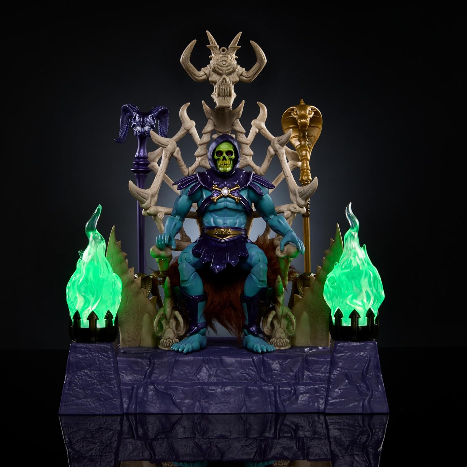 Masters of the Universe Masterverse Skeletor Actionfigur- und Thron-Set, MOTU Spielzeug, beleuchteter Thron, abnehmbare Kapuze und Umhang, 2 Stabzubehörteile, HXX63