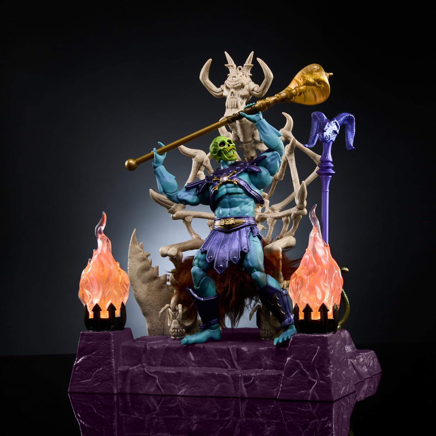 Masters of the Universe Masterverse Skeletor Actionfigur- und Thron-Set, MOTU Spielzeug, beleuchteter Thron, abnehmbare Kapuze und Umhang, 2 Stabzubehörteile, HXX63