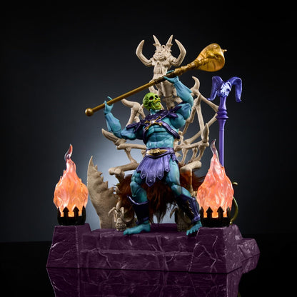 Masters of the Universe Masterverse Skeletor Actionfigur- und Thron-Set, MOTU Spielzeug, beleuchteter Thron, abnehmbare Kapuze und Umhang, 2 Stabzubehörteile, HXX63