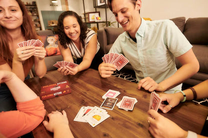 Exploding Kittens NL - Kaartspel - Een partyspel vol met humor! - 7+ - 2-5 spelers - Nederlandstalig