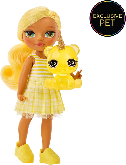 Rainbow High Littles - Daisy Madison - Petite Poupée Mannequin Articulée - Poupée Jaune de 14 cm avec Sac à Main et Ourson Magique - Convient aux Enfants et aux Collectionneurs