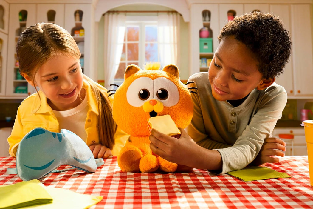 ANIMAGIC - Baby Garfield - Mascota Interactiva - para Niños y Niñas Desde 3 Años - Peluche Suave de Garfield - Dale de Comer y ponle a Dormir - Experiencia Sensorial