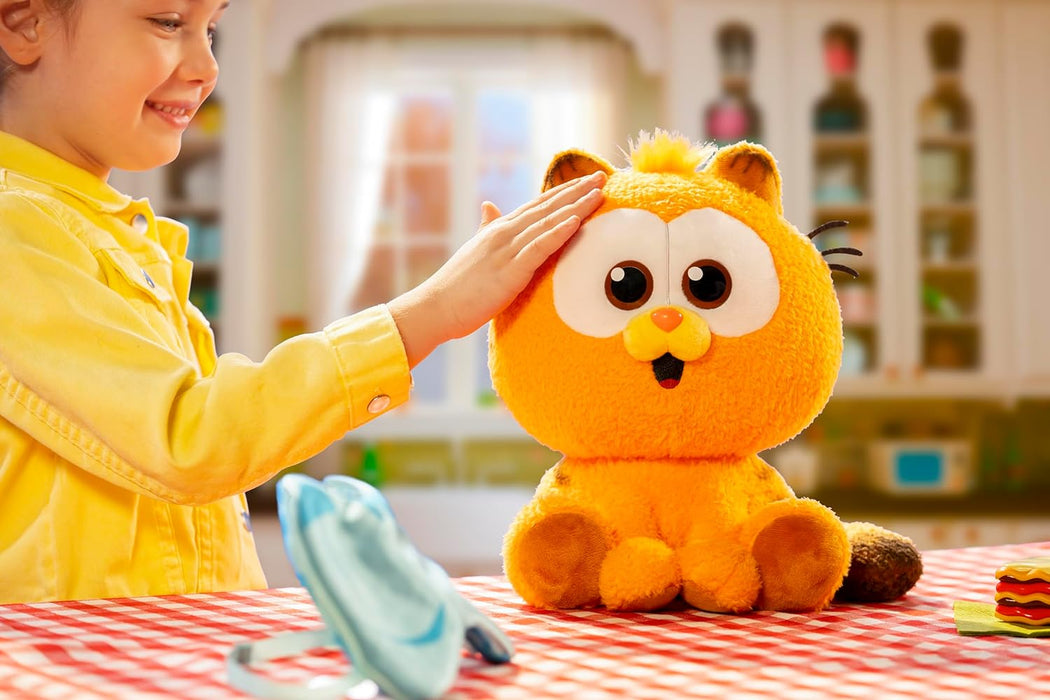 ANIMAGIC - Baby Garfield - Mascota Interactiva - para Niños y Niñas Desde 3 Años - Peluche Suave de Garfield - Dale de Comer y ponle a Dormir - Experiencia Sensorial