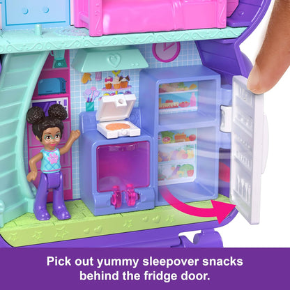 Polly Pocket Perrito fiesta de pijamas Estuche, conjunto de juego y muñecos, juguete de viaje con 1 muñequita, perritos,comida y accesorios de moda, JCR38