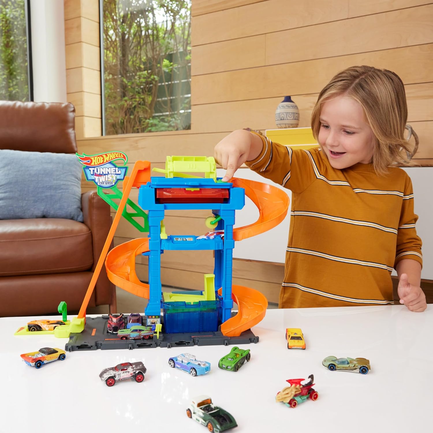 Hot Wheels City “Let's Race - ¡a correr!” Netflix -Túnel de lavado con giros Pista para coches de juguete, incluye 1 vehículo color shifter, +4 años (Mattel HTN80
