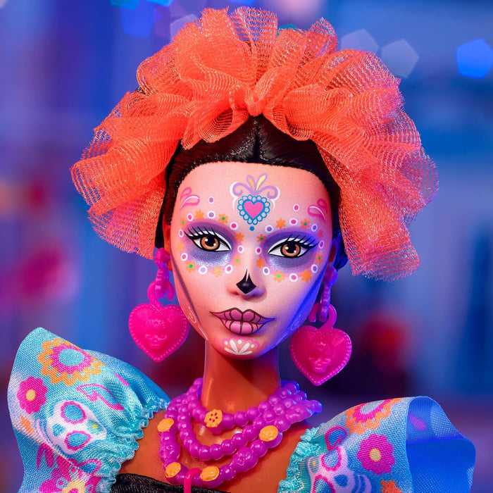 Barbie Signature, 2024 Día De Muertos Verzamelobject in Zwarte Jurk met Blauw Topje met Ruches, Geborduurde Opdruk en Kleurige Accessoires, HRM72