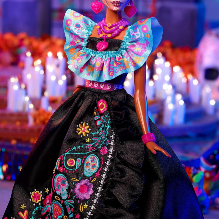 Barbie Signature, 2024 Día De Muertos Verzamelobject in Zwarte Jurk met Blauw Topje met Ruches, Geborduurde Opdruk en Kleurige Accessoires, HRM72