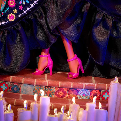 Barbie Signature, 2024 Día De Muertos Verzamelobject in Zwarte Jurk met Blauw Topje met Ruches, Geborduurde Opdruk en Kleurige Accessoires, HRM72