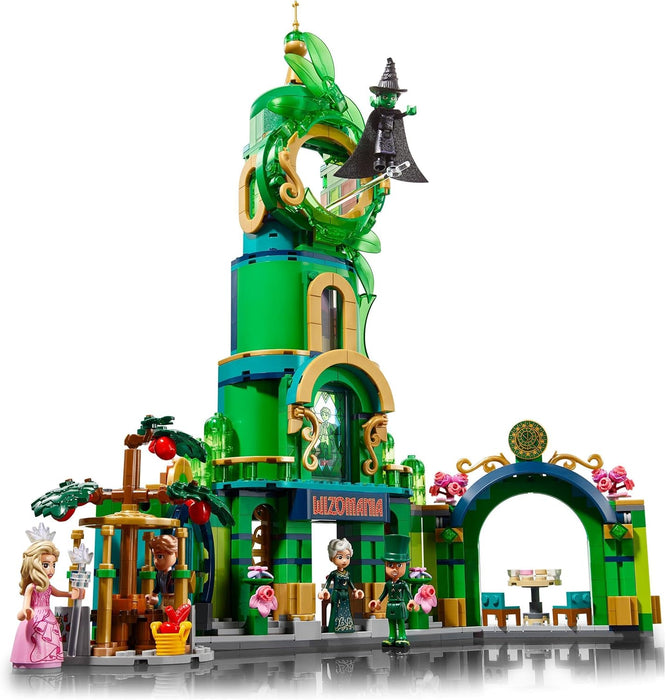 LEGO Wicked Benvenuti nella Città di Smeraldo, Gioco da Collezione per Bambine e Bambini da 9 Anni con Torre Giocattolo da Costruire e 5 Personaggi del Film tra cui Glinda e Elphaba, Idea Regalo 75684