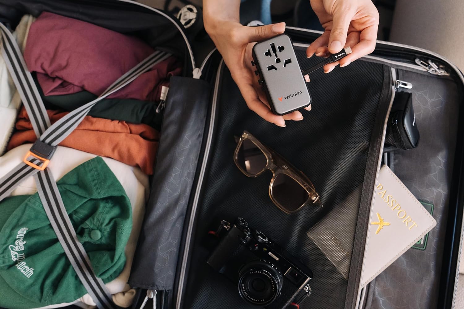 Verbatim GaN - Adattatore universale da viaggio con cavo USB C integrato, 85 W, con 1 porta USB‑A e 3 porte USB-C, caricatore rapido per laptop, cellulare, fotocamera, utilizzabile in tutto il mondo