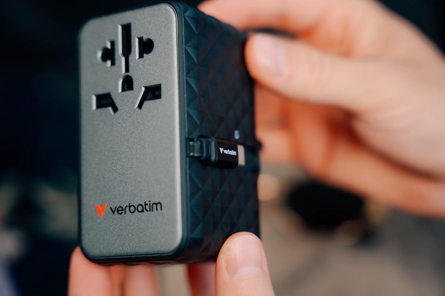 Verbatim GaN - Adattatore universale da viaggio con cavo USB C integrato, 85 W, con 1 porta USB‑A e 3 porte USB-C, caricatore rapido per laptop, cellulare, fotocamera, utilizzabile in tutto il mondo