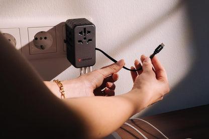 Verbatim GaN - Adattatore universale da viaggio con cavo USB C integrato, 85 W, con 1 porta USB‑A e 3 porte USB-C, caricatore rapido per laptop, cellulare, fotocamera, utilizzabile in tutto il mondo