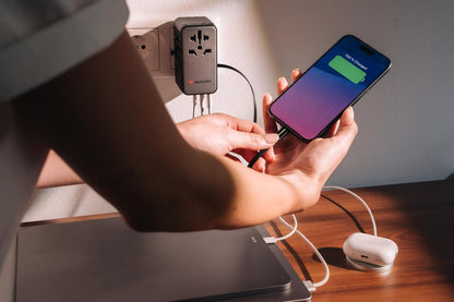 Verbatim GaN - Adattatore universale da viaggio con cavo USB C integrato, 85 W, con 1 porta USB‑A e 3 porte USB-C, caricatore rapido per laptop, cellulare, fotocamera, utilizzabile in tutto il mondo