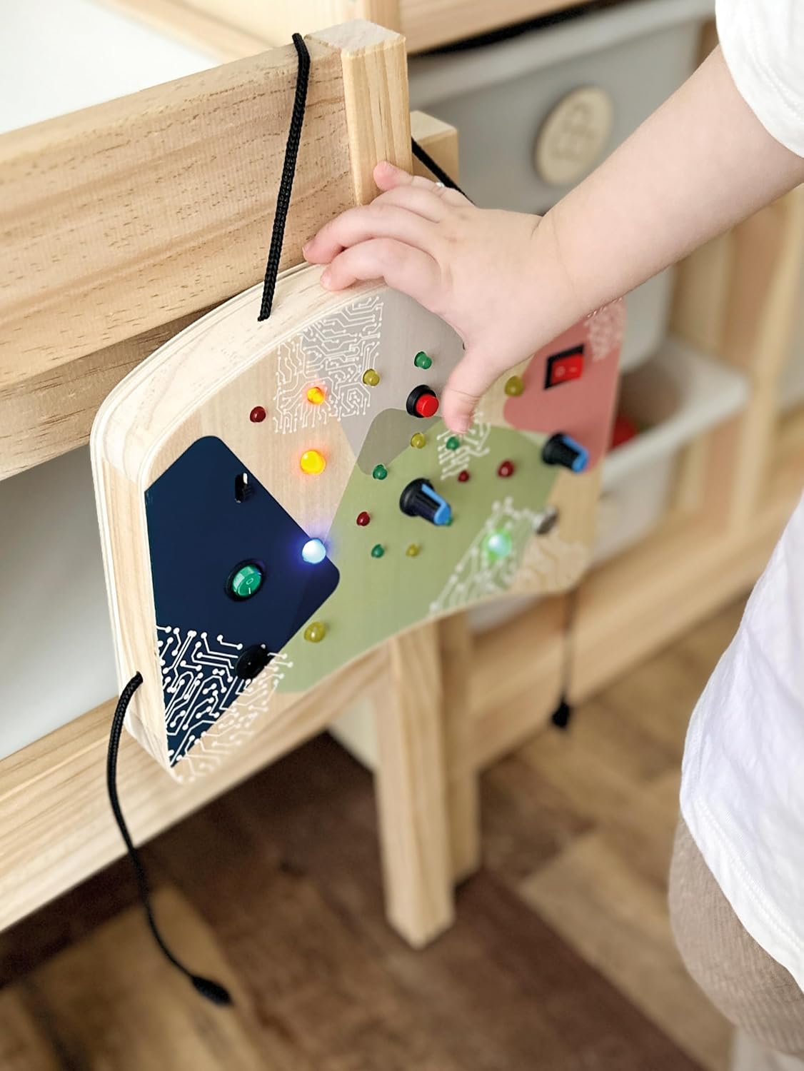 small foot Motorikbrett mit 21 LEDs und 8 Schaltern aus Holz, elektronisches Lernspielzeug, Montessori Busy Board Motorikspielzeug für Kinder ab 1 Jahr, 12623, Bunt, S