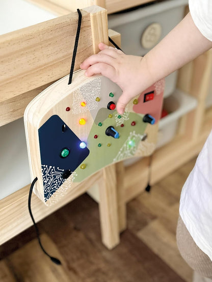 small foot Motorikbrett mit 21 LEDs und 8 Schaltern aus Holz, elektronisches Lernspielzeug, Montessori Busy Board Motorikspielzeug für Kinder ab 1 Jahr, 12623, Bunt, S