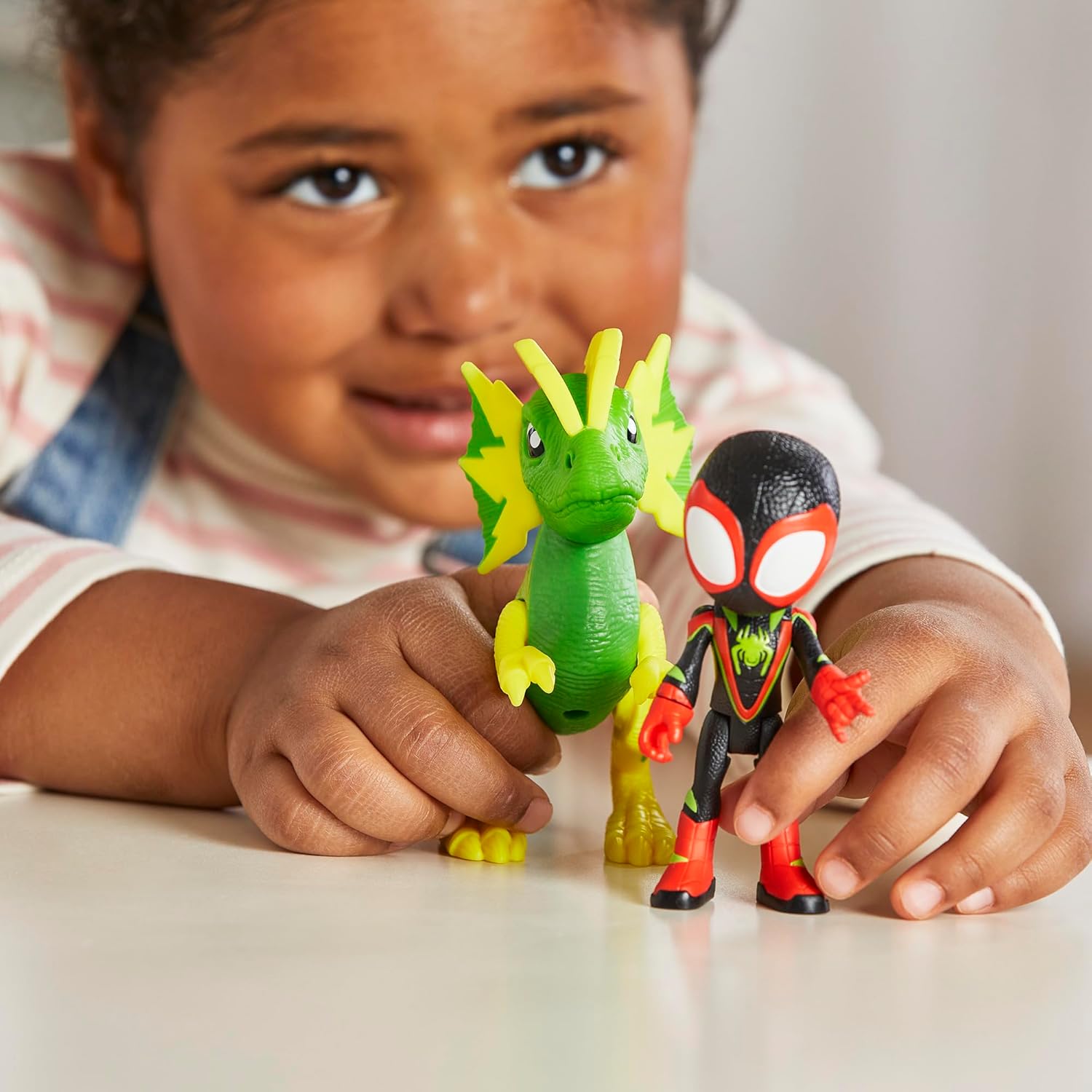 Marvel Spidey und Seine Super-Freunde Dino-Webs, Miles „Spin“ Morales & Marvels Electrosaurus Action-Figuren