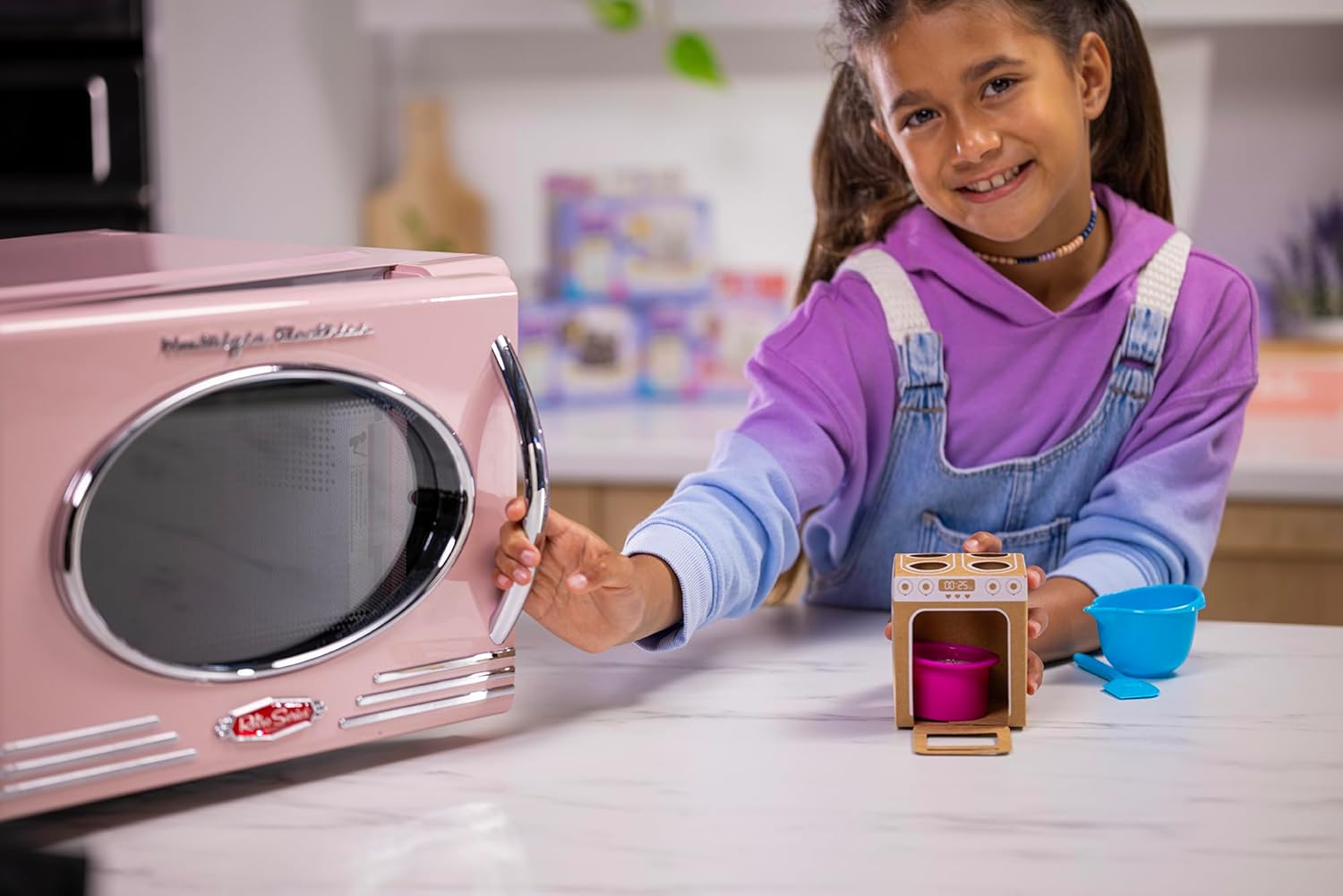Goliath Tasty TINIES - Strawberry Cake - Creative Baking Kit for Children from 6 Years Old - Includes 2 Cake Preps, Pink Icing, Rainbow Decoration and Accessories - Microwave Cooking 25s. Pastel Strawberry