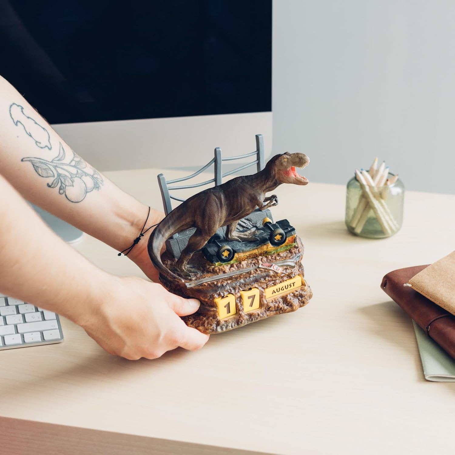 Grupo Erik Jurassic Park Ewiger Kalender - Jurassic Park Figur - 3D Kalender Tischkalender zum Aufstellen - Dauerkalender - Offizieller Jurassic Park Fanartikel Büro Deko
