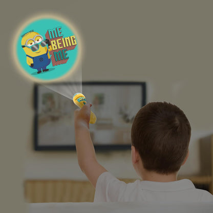 LEXIBOOK, Mi Villano Favorito, Proyector de Cuentos de los Minions y Linterna, Proyecta 24 imágenes de la película Mi Villano Favorito con 3 Discos, Amarillo/Azul, LTC050DES