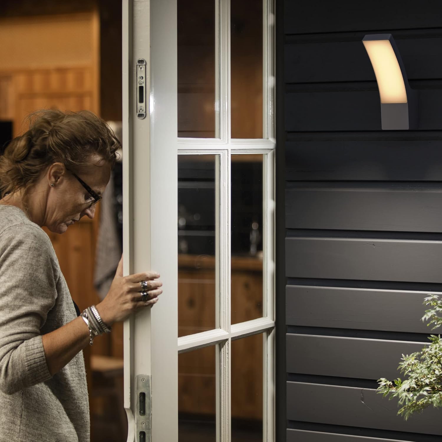 The Philips Splay wall light in anthracite adds a modern look to your wall. It illuminates and lightens up your entrance with diffus