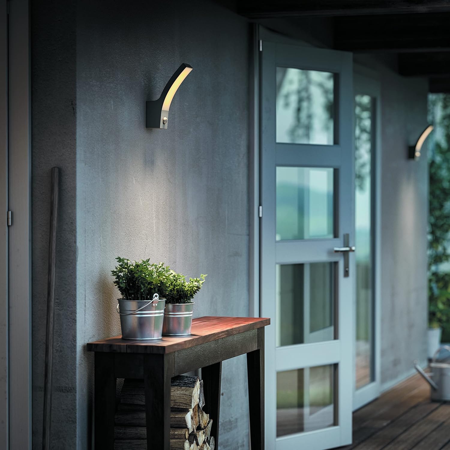 The Philips Splay wall light in anthracite adds a modern look to your wall. It illuminates and lightens up your entrance with diffus