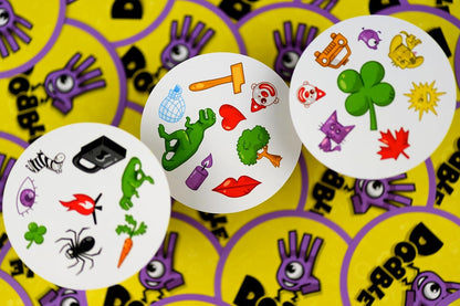 Asmodee: Dobble, Eco-Sleeve, Divertente Gioco da Tavolo per Tutta la Famiglia, 2-8 Giocatori, 6+ Anni, Edizione in Italiano