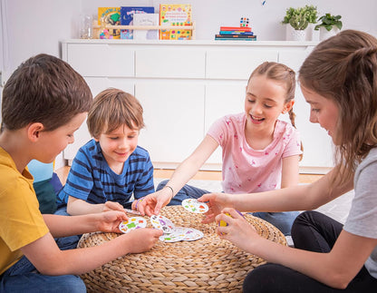 Asmodee: Dobble, Eco-Sleeve, Divertente Gioco da Tavolo per Tutta la Famiglia, 2-8 Giocatori, 6+ Anni, Edizione in Italiano