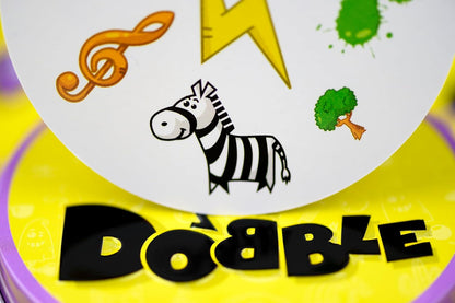 Asmodee: Dobble, Eco-Sleeve, Divertente Gioco da Tavolo per Tutta la Famiglia, 2-8 Giocatori, 6+ Anni, Edizione in Italiano