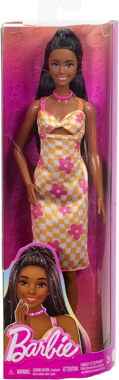 Barbie Fashionistas Pop #233 met Zwart Haar, in Midi-jurk met Oranje Ruiten en Roze Bloemen, met Ketting en Sandalen, HYT91
