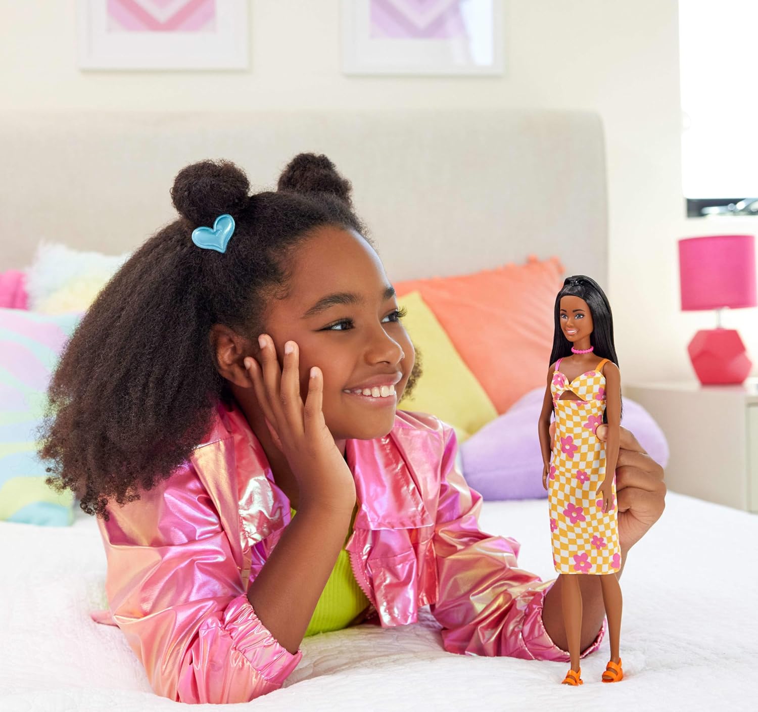 Barbie Fashionistas Pop #233 met Zwart Haar, in Midi-jurk met Oranje Ruiten en Roze Bloemen, met Ketting en Sandalen, HYT91