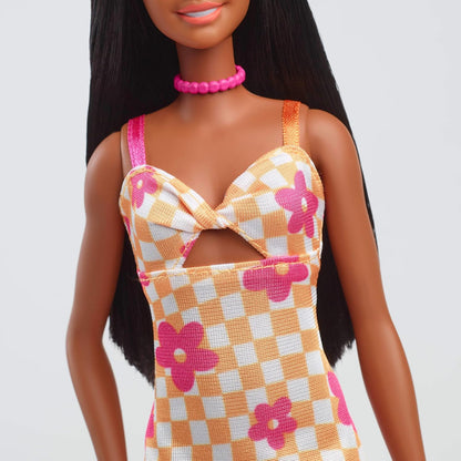 Barbie Fashionistas Pop #233 met Zwart Haar, in Midi-jurk met Oranje Ruiten en Roze Bloemen, met Ketting en Sandalen, HYT91