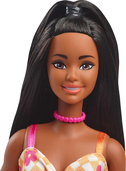Barbie Fashionistas Pop #233 met Zwart Haar, in Midi-jurk met Oranje Ruiten en Roze Bloemen, met Ketting en Sandalen, HYT91