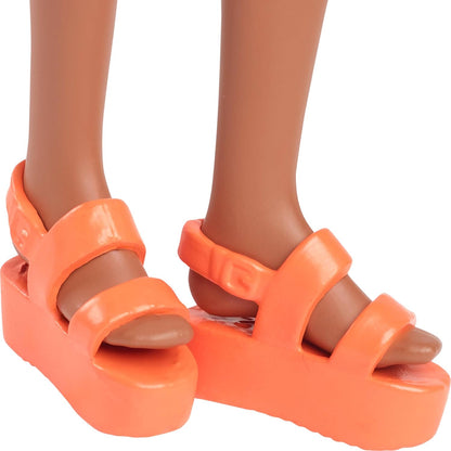 Barbie Fashionistas Pop #233 met Zwart Haar, in Midi-jurk met Oranje Ruiten en Roze Bloemen, met Ketting en Sandalen, HYT91