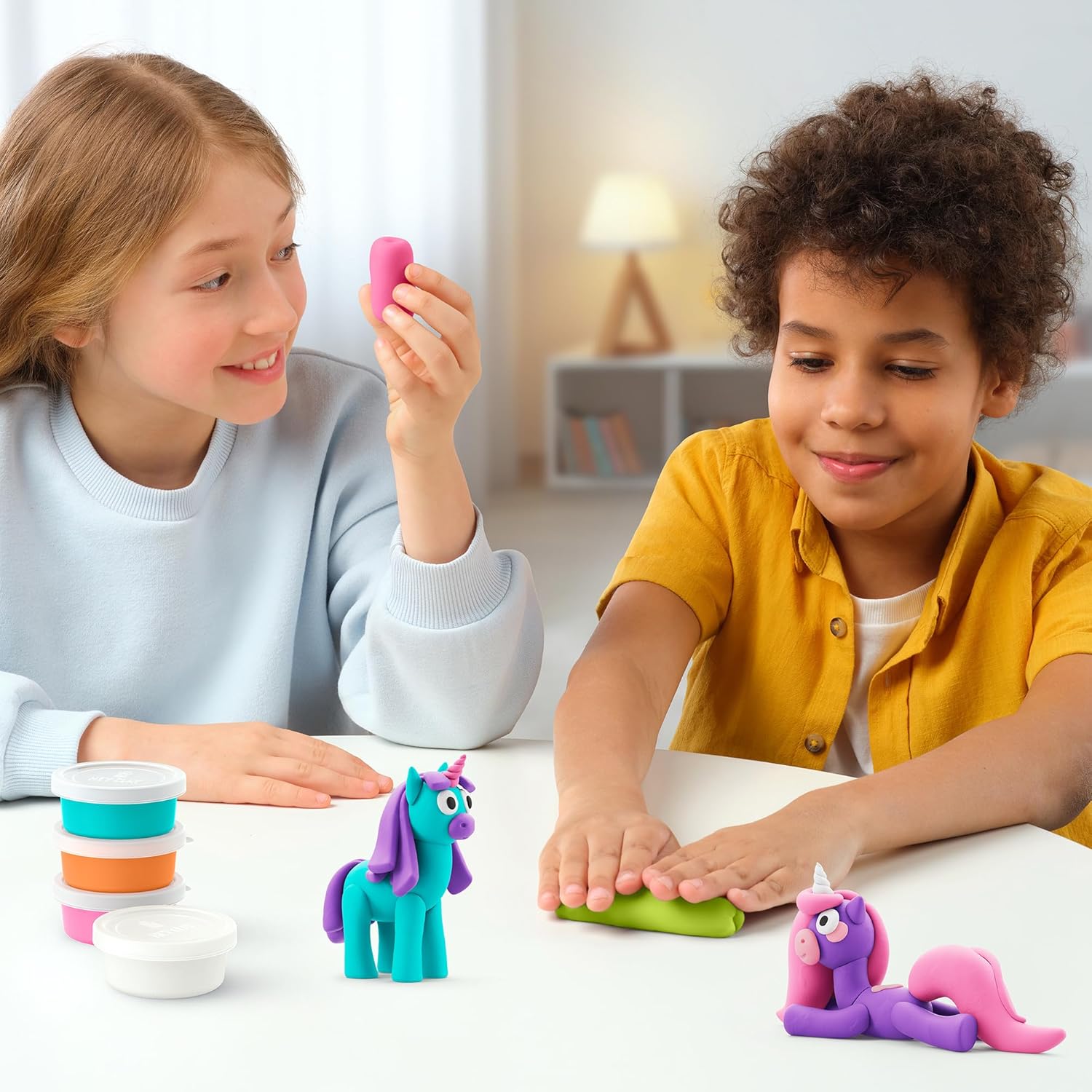 HEY CLAY Regenboog Eenhoorns - Luchtdrogende Klei Kit voor Kinderen - Creatieve Set Leeftijd 3+ (Brighty, Serie Regenboog Eenhoorns, 3 blikjes