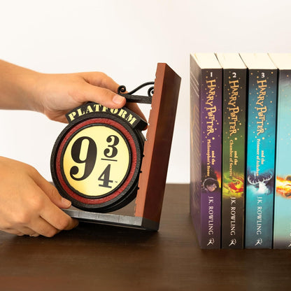 Grupo Erik Buchstütze Harry Potter Buchständer Harry Potter Gleis 9 3/4 Buchstütze Kinder und Erwachsene 13 x 18 x 6,6 cm Offizieller Harry Potter Fanartikel