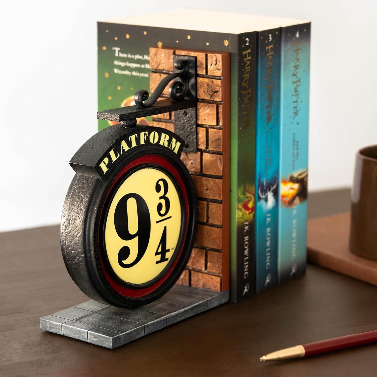 Grupo Erik Buchstütze Harry Potter Buchständer Harry Potter Gleis 9 3/4 Buchstütze Kinder und Erwachsene 13 x 18 x 6,6 cm Offizieller Harry Potter Fanartikel