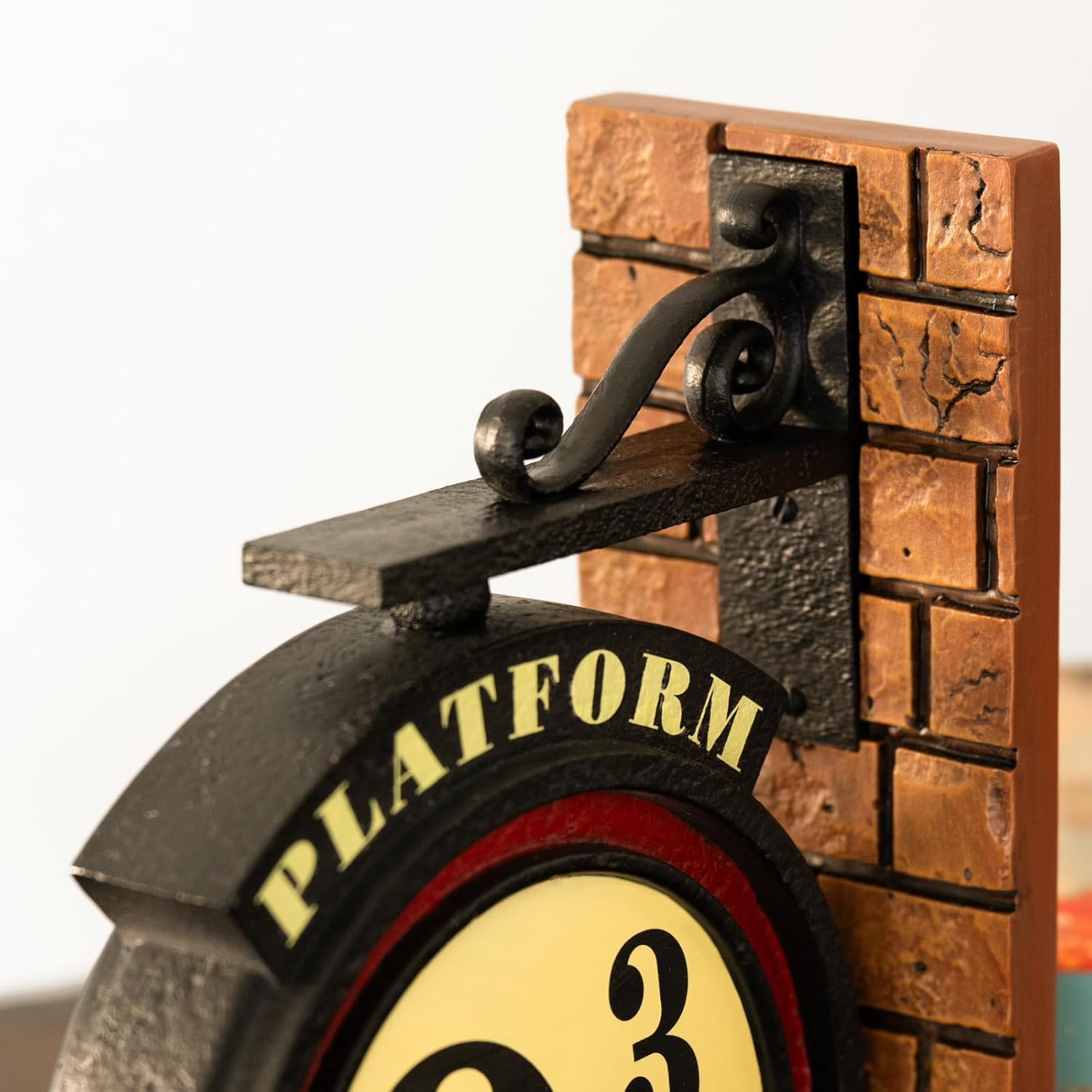 Grupo Erik Buchstütze Harry Potter Buchständer Harry Potter Gleis 9 3/4 Buchstütze Kinder und Erwachsene 13 x 18 x 6,6 cm Offizieller Harry Potter Fanartikel