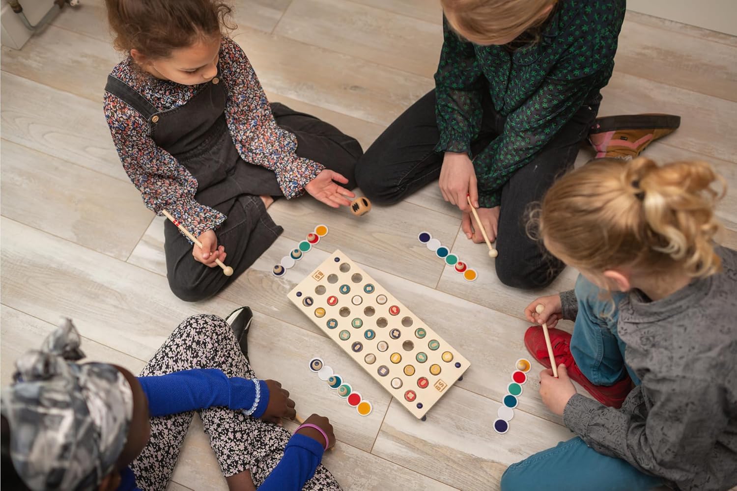BS Toys Formen treffen - Schnelles und aufregendes Formen-Matching-Spiel - Stärkt Konzentration und Koordination - Für Kinder ab 3 Jahren und älter - 2-4 Spieler