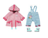 Zapf Creation 835241 BABY born Deluxe Regen Set 43cm - Puppenkleidung Regenkleidung, Set mit rosa Regenjacke, blauer Matschhose und Gummistiefeln.