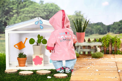 Zapf Creation 835241 BABY born Deluxe Regen Set 43cm - Puppenkleidung Regenkleidung, Set mit rosa Regenjacke, blauer Matschhose und Gummistiefeln.