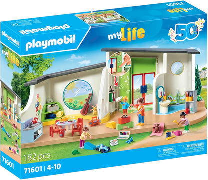PLAYMOBIL MyLife 71601 Kinderdagverblijf 'De regenboog', grote kleuterschoolset met tal van accessoires en een werkende deurbel, gedetailleerd speelgoed voor kinderen vanaf 4 jaar