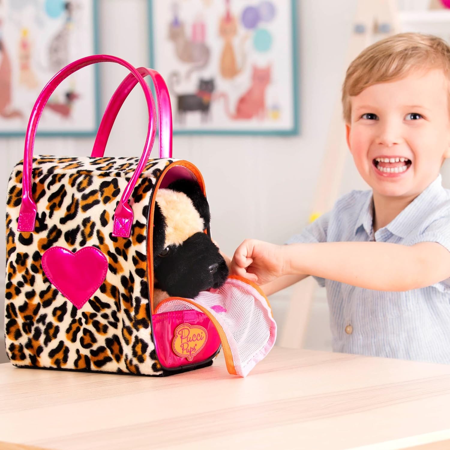 Pucci Pups Mops Kuscheltier Hund in Handtasche mit Zubehör – Plüschtier Welpe in Leopardenmuster Tasche – Spielzeug für Kinder ab 2 Jahre