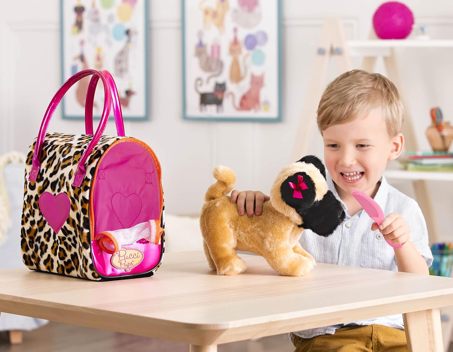 Pucci Pups Mops Kuscheltier Hund in Handtasche mit Zubehör – Plüschtier Welpe in Leopardenmuster Tasche – Spielzeug für Kinder ab 2 Jahre