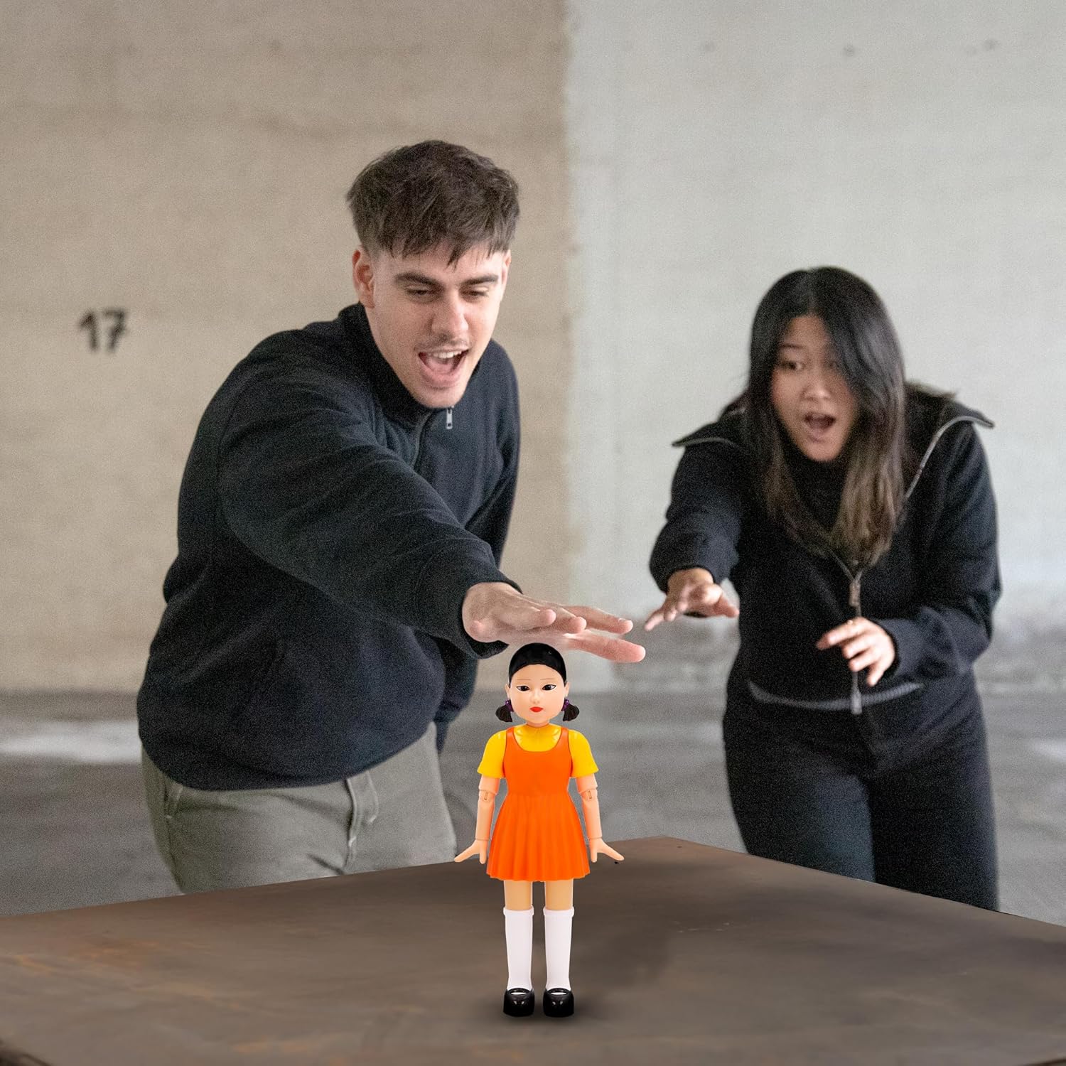 Squid Game Young-Hee Puppenspiel, aus der Netflix-Serie, Spiele mit rotem Licht und grünem Licht, elektronische Puppe, hat Bewegungssensoren und die Augen leuchten auf, Spiel für Erwachsene ab 17