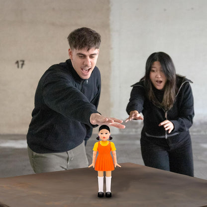 Squid Game Young-Hee Puppenspiel, aus der Netflix-Serie, Spiele mit rotem Licht und grünem Licht, elektronische Puppe, hat Bewegungssensoren und die Augen leuchten auf, Spiel für Erwachsene ab 17